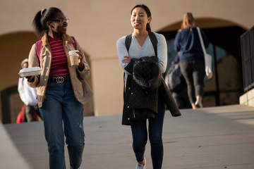 Students with back bags walk - Ƶ