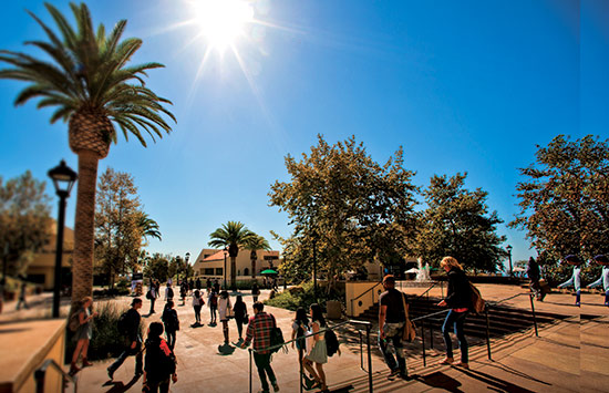 Seaver College students walk through the main campus - Ƶ